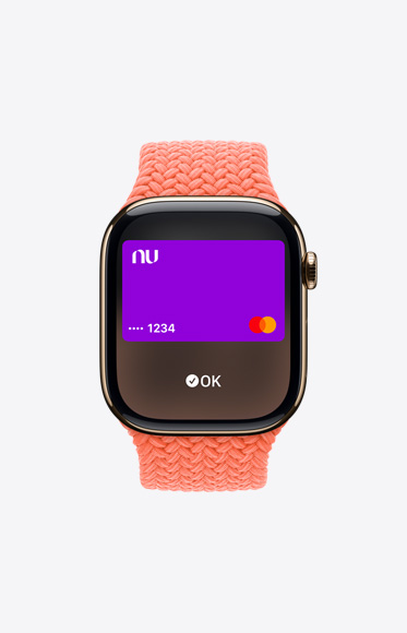 Um Apple Watch Series 10 mostrando um cartão do Nubank em uso no Apple Pay.