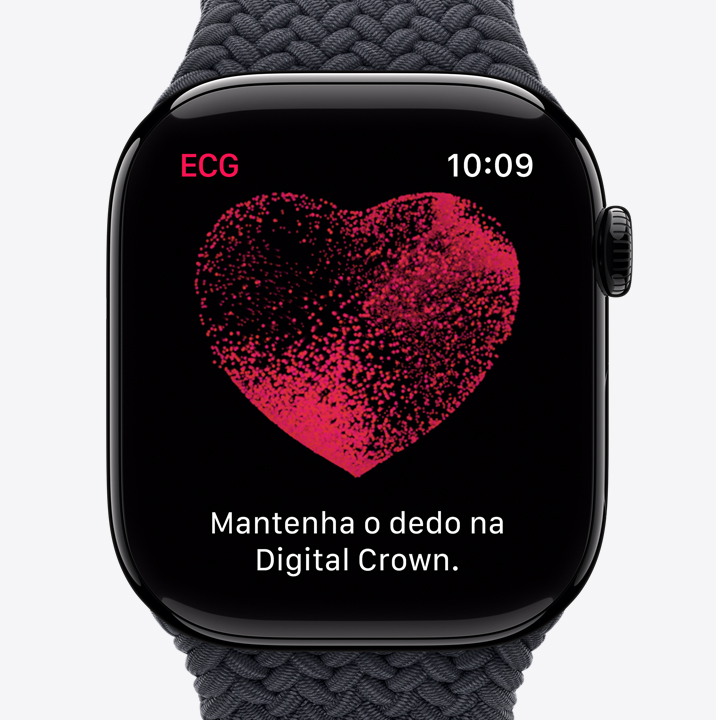 A tela do app ECG no Apple Watch Series 10 mostra um coração vermelho com partículas se movendo dentro. O texto diz "Mantenha o dedo na Digital Crown".