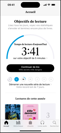 L’écran d’un iPhone affiche l’interface des objectifs de lecture dans l’app Livres. Un anneau de progression en occupe la partie supérieure. Sous l’anneau se trouvent les informations de suivi des lectures, y compris un moniteur de série hebdomadaire. Dans le bas, la section Lectures de cette année affiche une rangée de deux livres avec un emplacement vide pour un troisième