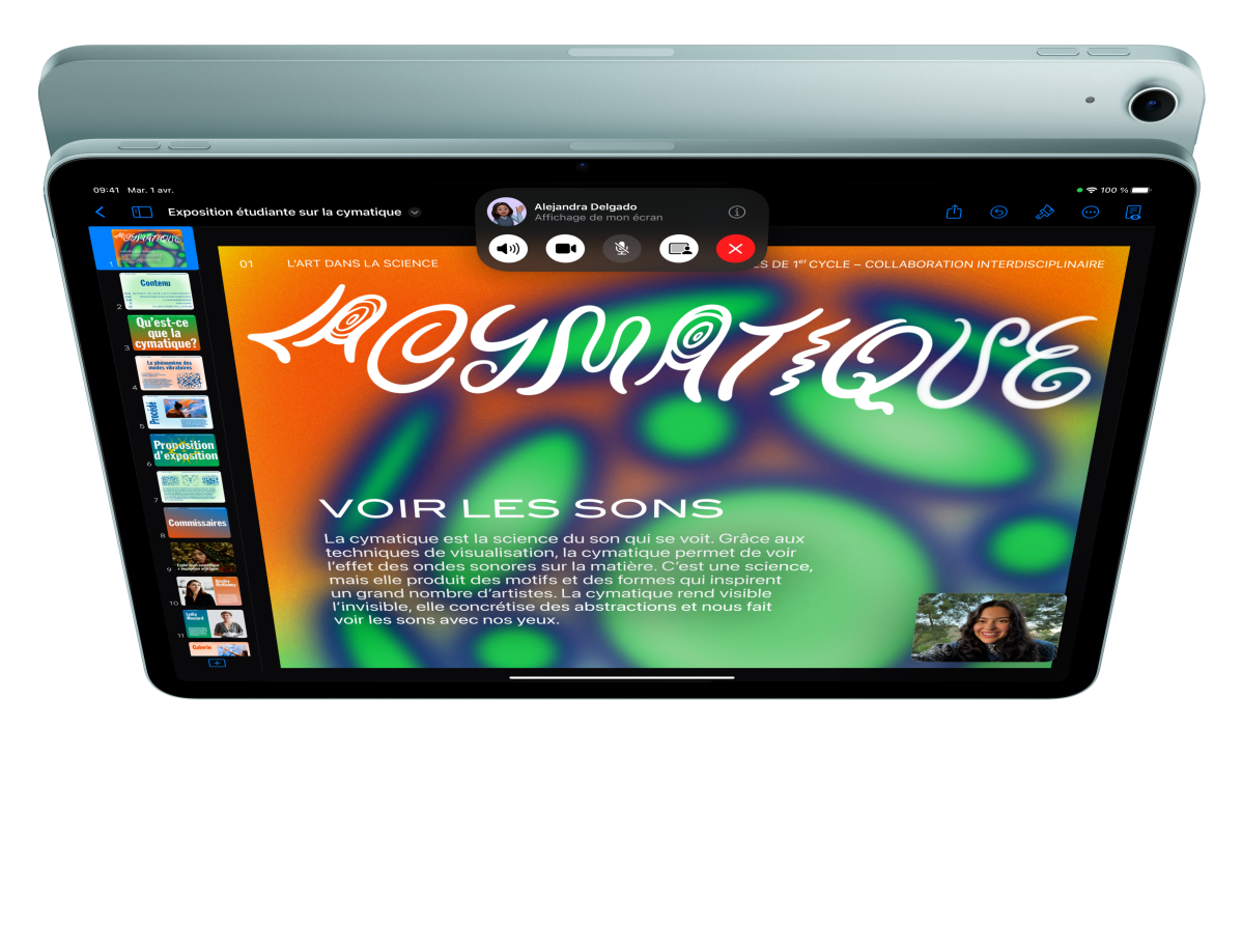 iPad Air vu de face, une personne utilise FaceTime tout en regardant Keynote, devant un autre iPad Air vu de dos