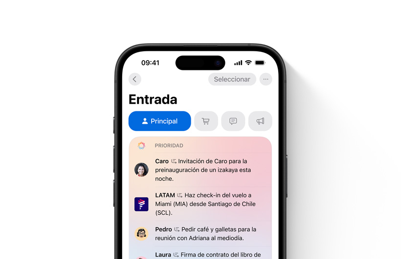Bandeja de entrada en la app Mail de un iPhone con los mensajes más importantes arriba y resaltados con un color diferente