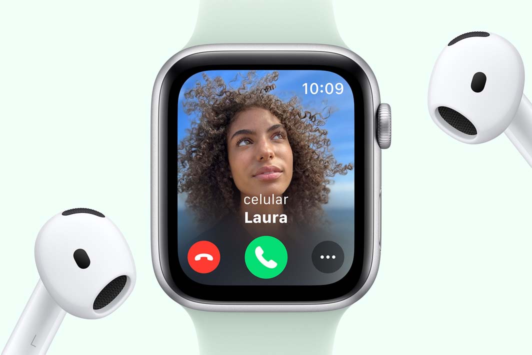 Un Apple Watch SE con una llamada entrante junto a un par de AirPods.
