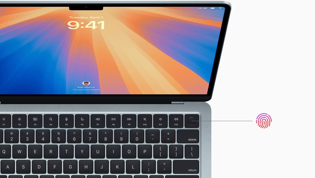 Una MacBook Pro en negro espacial abierta que muestra la ubicación del botón de Touch ID.