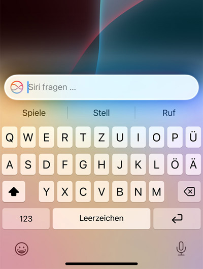 Ein Eingabefeld oben in der Tastatur des iPhone mit dem Text „Siri fragen“