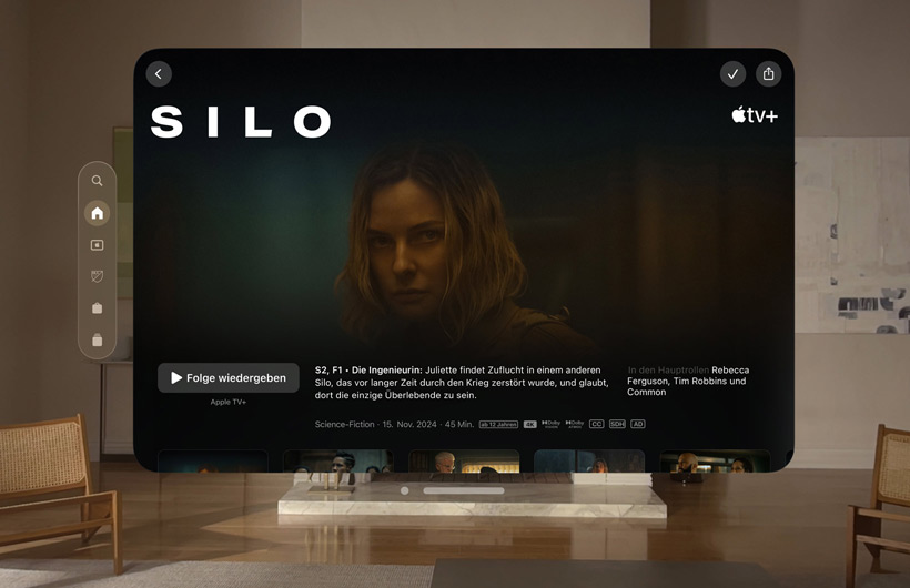 Das Apple TV Erlebnis der Apple Vision Pro wird in einem Wohnzimmer gezeigt. Zu sehen ist ein Standbild aus der Apple TV+ Serie „Silo“