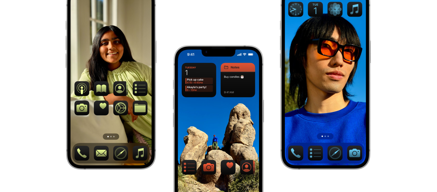 Vues partielles de trois iPhone 16e, chacun affichant un écran d’accueil personnalisé différent.