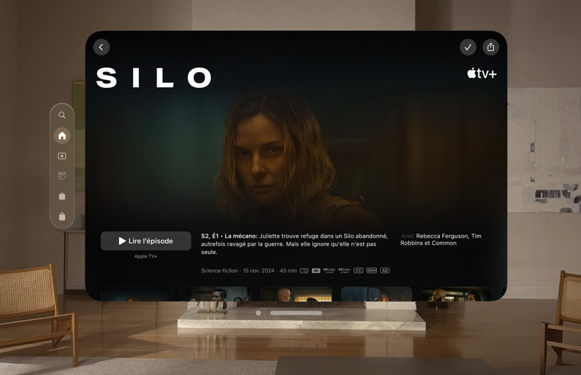 L’expérience Apple TV sur Apple Vision Pro est affichée dans un salon. On y voit une image de la série Silo sur Apple TV+