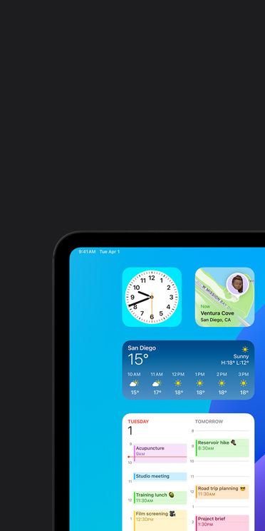 iPad Pro 螢幕上展示旁白功能，畫面中有個天氣 app 的小工具，音訊輸出的內容為「Weather, San Diego, 15 degrees」