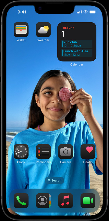 iPhone 16e okružen aplikacijama poput Apple Maila, WhatsAppa, Safarija, Apple Mapsa, Apple Musica, Fotografija, Bilješki i Homea