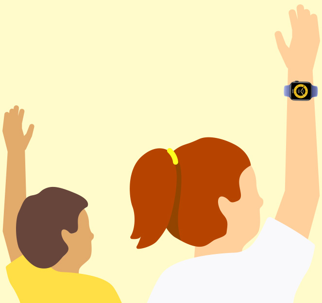 教室で手を挙げている子どもたち。Apple Watchを着けている