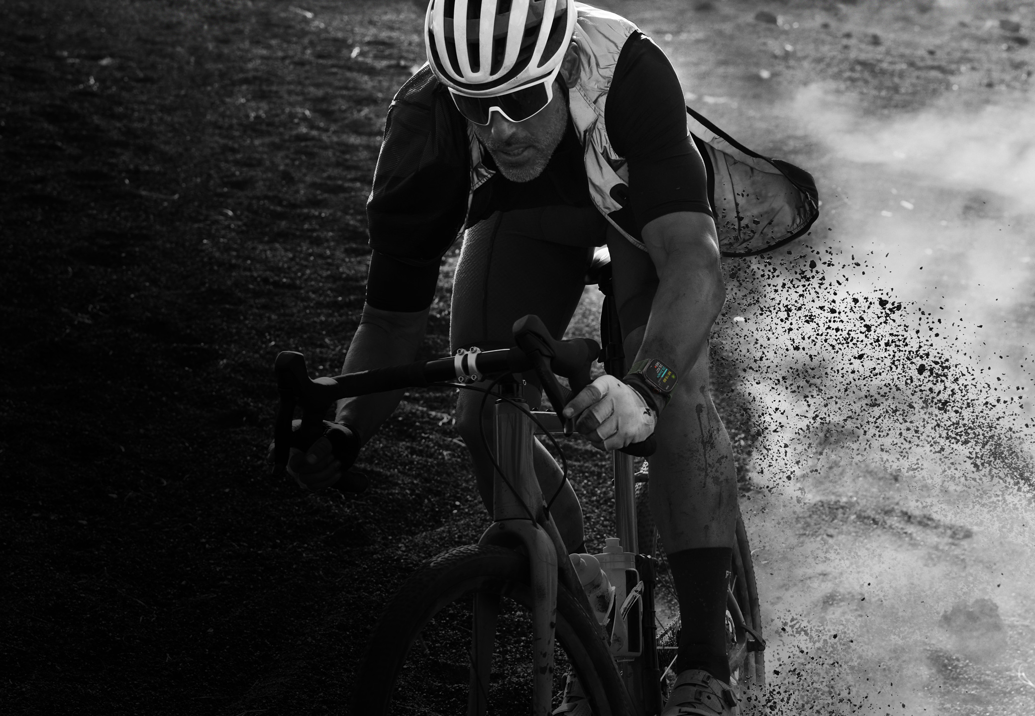 Apple Watch Ultra 2を装着している人物が、岩だらけの山道を自転車で下っている