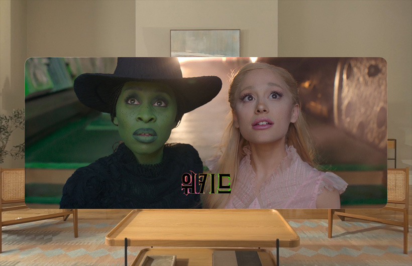 Apple Vision Pro의 Apple TV 앱에 있는 영화 위키드의 두 주인공.