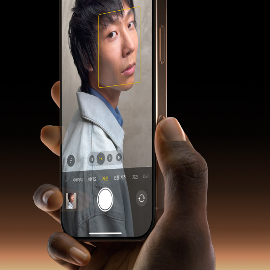 데저트 티타늄 색상의 iPhone 16 Pro를 손으로 든 채 카메라 컨트롤 버튼에 엄지를 대고 문지르듯 움직여 사진 기능을 선택하는 모습