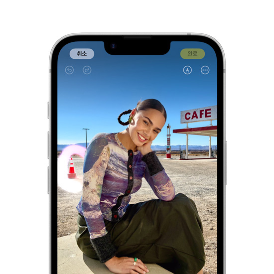 iPhone 16e에서 Apple Intelligence 클린업 도구가 사진 속 원치 않는 요소를 강조해 표시한 모습.