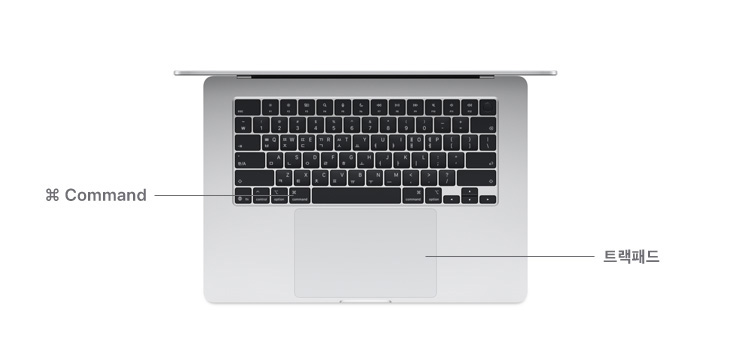 MacBook Air(M4 모델)의 데스크뷰에서 보이는 Command 키 버튼과 트랙패드.