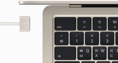스타라이트 색상 MacBook Air와 같은 색상의 MagSafe 케이블