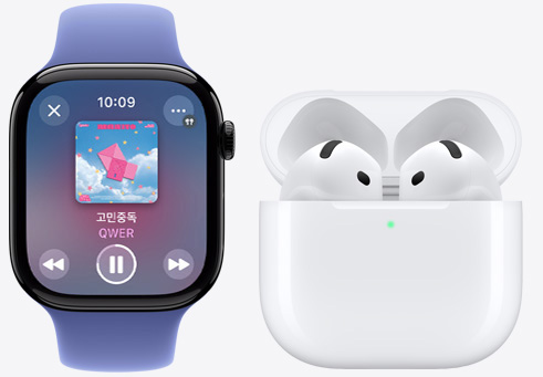 음악을 재생 중인 Apple Watch Series 10 옆에 AirPods 4를 놓아둔 모습.