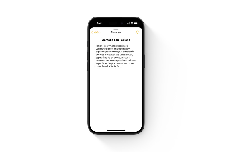 Funcionalidad para grabar una llamada en vivo en la app Teléfono. Otro iPhone muestra un resumen de la llamada basado en la transcripción del audio en vivo.