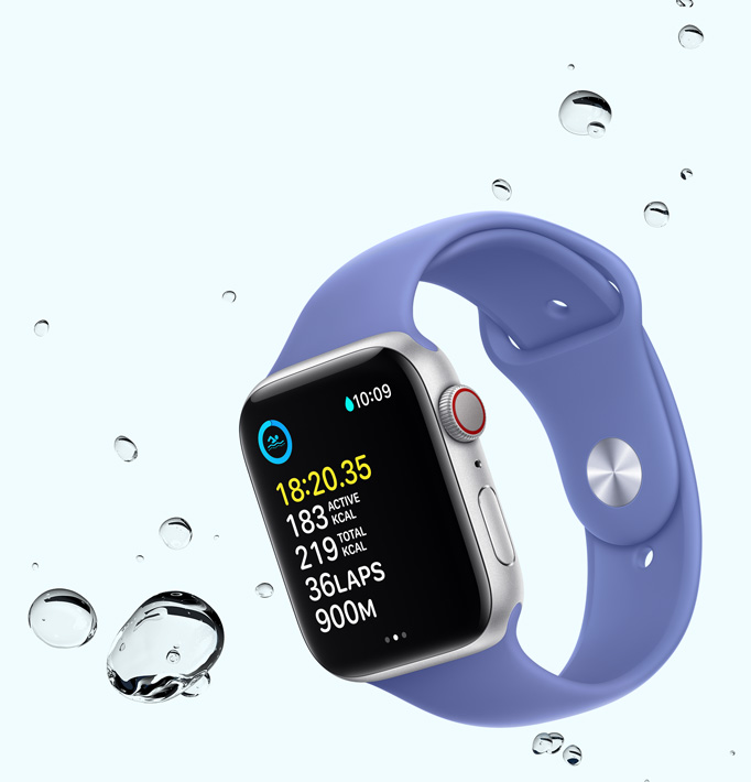 „Apple Watch SE“, kuriame rodomas plaukimo treniruotės ekranas su vandens lašeliais šalia įrenginio
