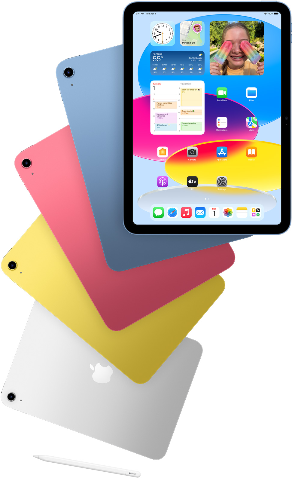 „iPad“ vaizde iš priekio matosi pagrindinis ekranas su nusuktais mėlynu, rausvu, geltonu ir sidabriniu „iPad“. „Apple Pencil“ padėtas šalia išdėstytų „iPad“ modelių.