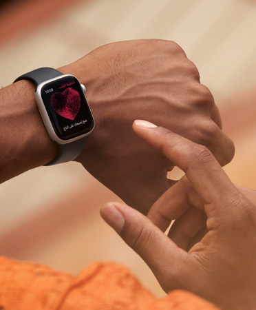 Apple Watch Series 9 ‏‏‏مقاس 45 مم، الزاوية الجانبية، الشاشة تُظهر رسالة تقول: ابدأ تخطيط القلب