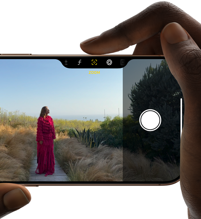 صورة لوحدة التحكم في الكاميرا في iPhone 16 Pro تظهر كيف يُمرّر الإصبع الأيمن على جانب الهاتف لتعديل عمق المجال