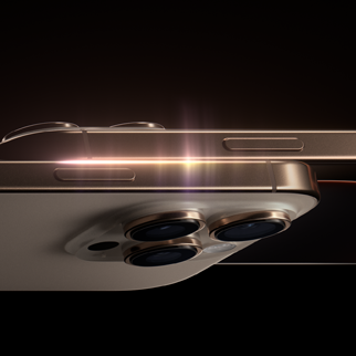 صورة لموديلين من iPhone 16 Pro يظهر فيها الجانب الخارجي مع الزر الجانبي ونظام كاميرات Pro النافر.