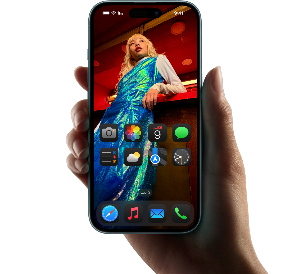 نظام iOS 18 معروض على iPhone 16 باللون الفيروزي