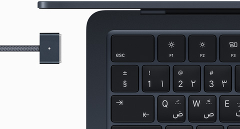 جهاز MacBook Air بلون سماء الليل مع كابل MagSafe يتطابق لونه مع لون الجهاز