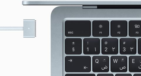 جهاز MacBook Air باللون الأزرق السماوي مع كابل MagSafe يتطابق لونه مع لون الجهاز