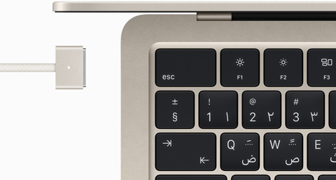 جهاز MacBook Air بلون ضوء النجوم مع كابل MagSafe يتطابق لونه مع لون الجهاز