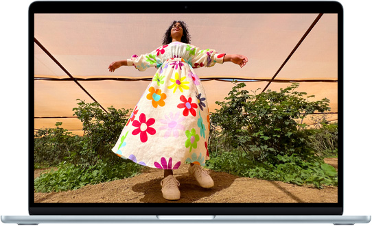 صورة لجهاز MacBook Air مقاس 15 إنش تعرض شاشة ريتنا ليكويد