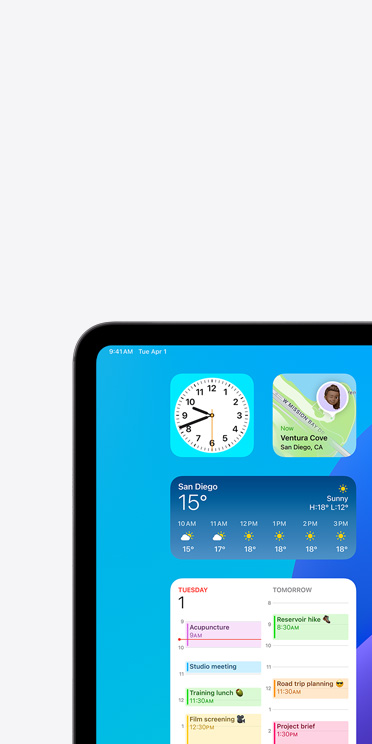 iPad Pro 螢幕上展示旁白功能，畫面中有個天氣 app 的小工具，音訊輸出的內容為「Weather, San Diego, 15 degrees」