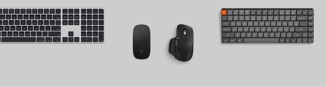 俯視圖展示銀色 Mac mini 擺放在桌上,旁邊放有一部顯示器、無線鍵盤、無線滑鼠、一個遊戲手掣,以及 AirPods Max。