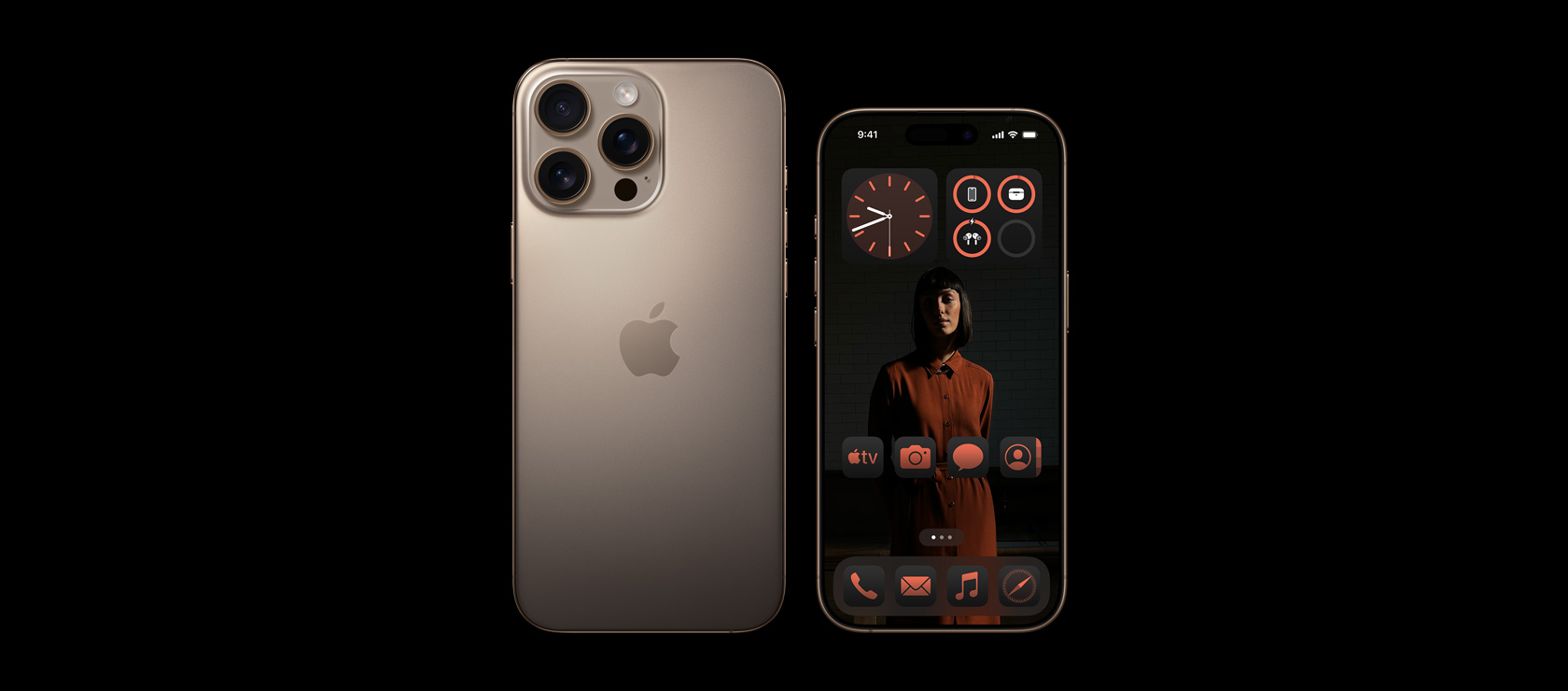 Widok z przodu na iPhone’a 16 Pro Max 6,9 cala i widok z tyłu na iPhone’a 16 Pro 6,3 cala w kolorze tytanu pustynnego