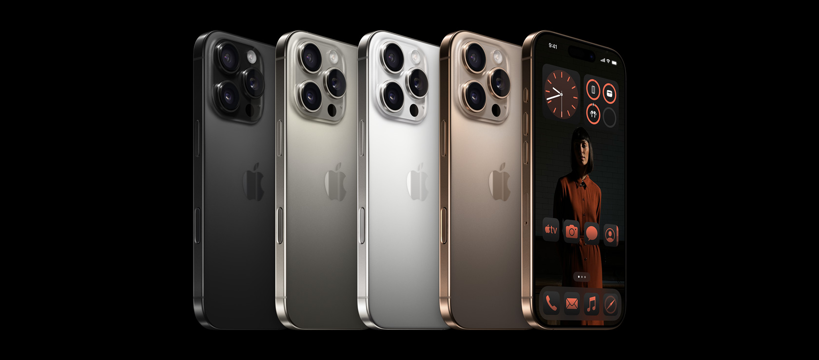 Pohľad zozadu na iPhone 16 Pro, všetky štyri prevedenia, čierny titán, prírodný titán, biely titán a púštny titán, a pohľad spredu na iPhone 16 Pro z púštneho titánu