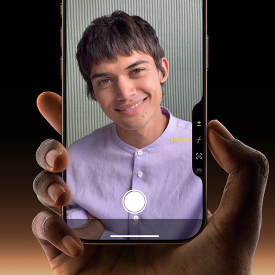 Çöl Titanyum bir iPhone 16 Pro’yu tutan ve Kamera Denetimi düğmesinde başparmak kaydırma hareketiyle alan derinliğini ayarlayan bir el