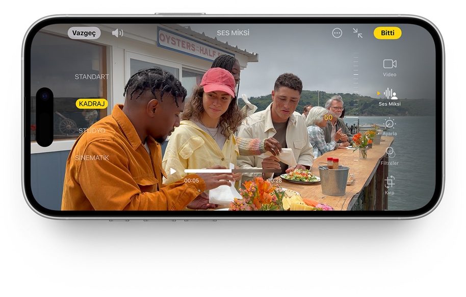 Beyaz iPhone 16’da gösterilen Ses Miksi özelliği