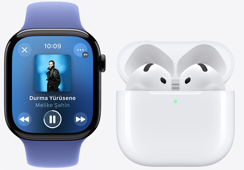 AirPods 4'ün yanında duran Apple Watch Series 10'da bir şarkı çalıyor.