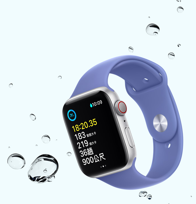 Apple Watch SE 的螢幕展示游泳體能訓練畫面，在手錶周圍有幾滴水珠