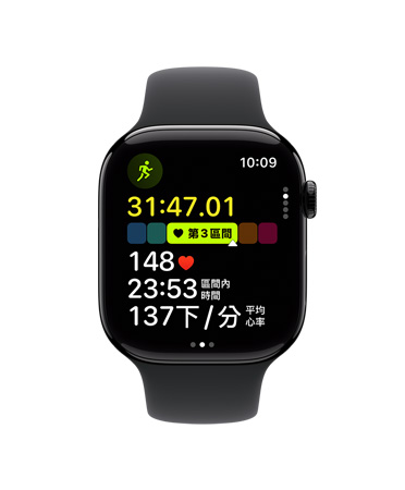 Apple Watch Series 10 搭配黑色運動型錶帶的正面圖，介面展示體能訓練 app 中室外跑步的心率區間
