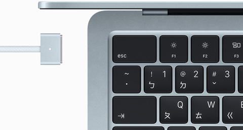 天藍色 MacBook Air 搭配顏色相襯的 MagSafe 連接線