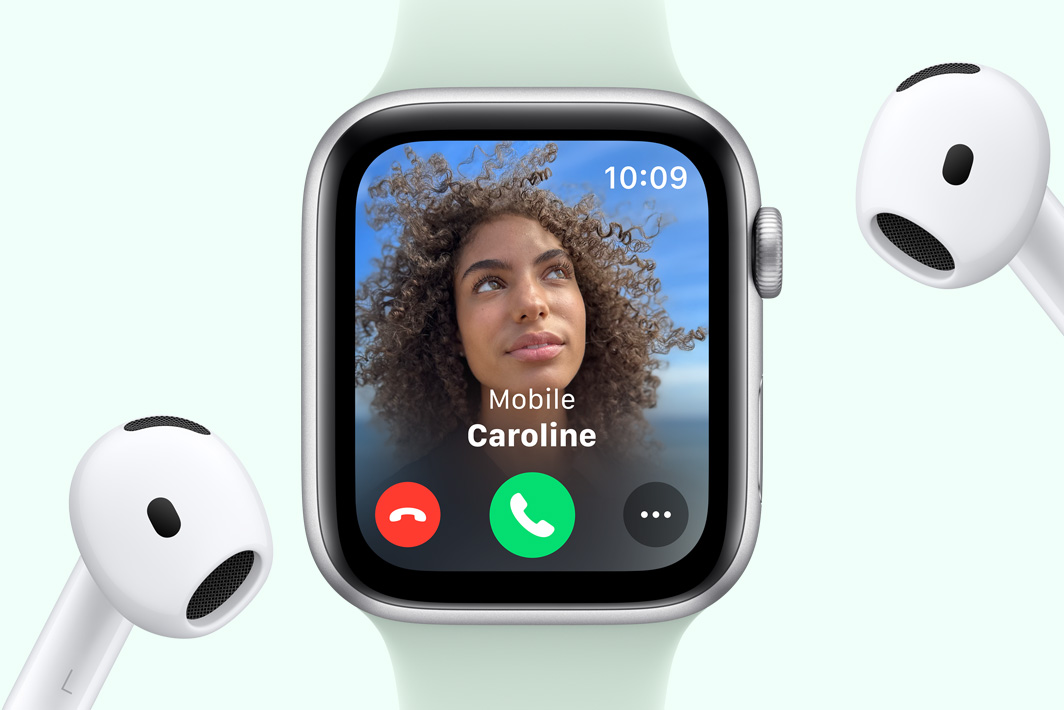 На Apple Watch SE відображається вхідний виклик, поруч розташовані навушники AirPods
