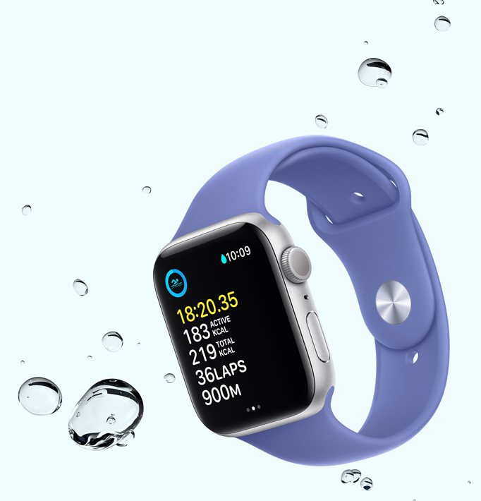 На екрані Apple Watch SE відображається тренування з плавання через краплі води поблизу пристрою