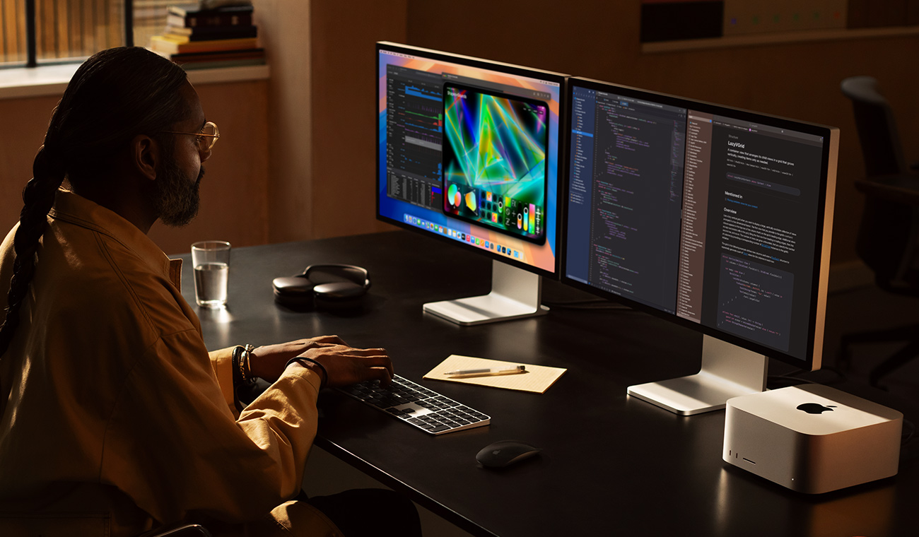 Професіонал працює з Mac Studio та двома моніторами Studio Display