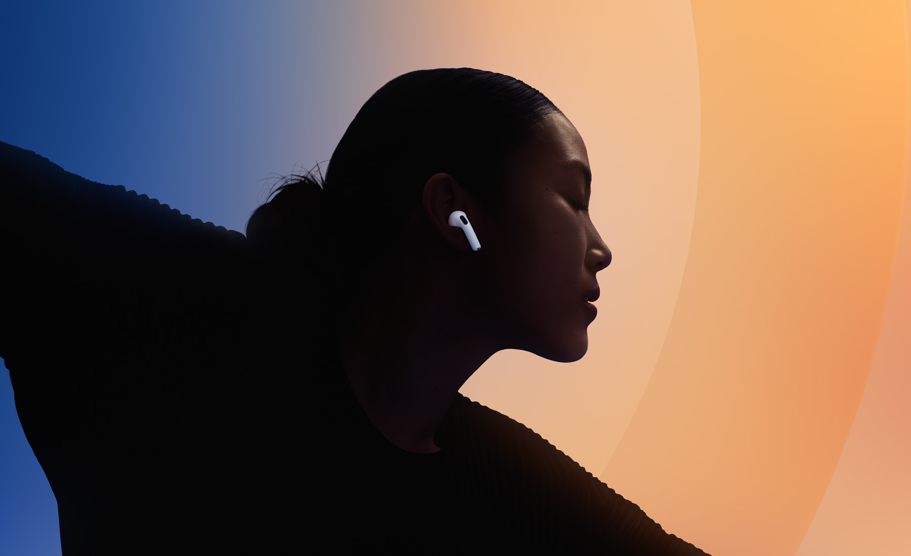 سيدة ترقص مرتدية سماعة AirPods 4.