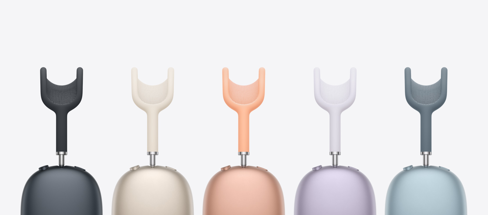 صورة جانبية لخمس سماعات AirPods Max بألوان سماء الليل، وضوء النجوم، والبرتقالي، والليلكي، والأزرق.