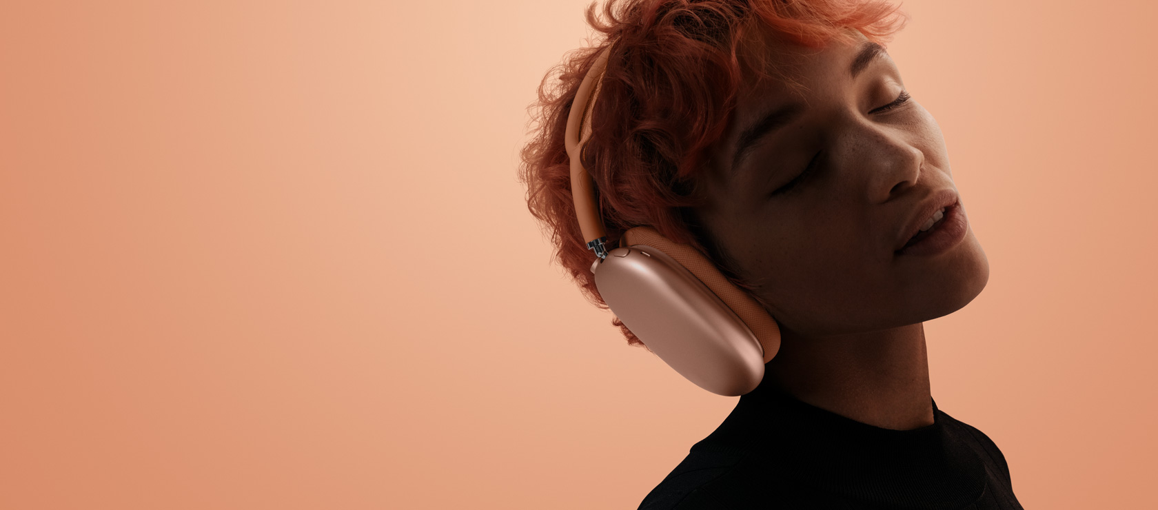 سيدة ترتدي سماعات AirPods Max، عيناها مغلقتان ورأسها مائل إلى اليمين.