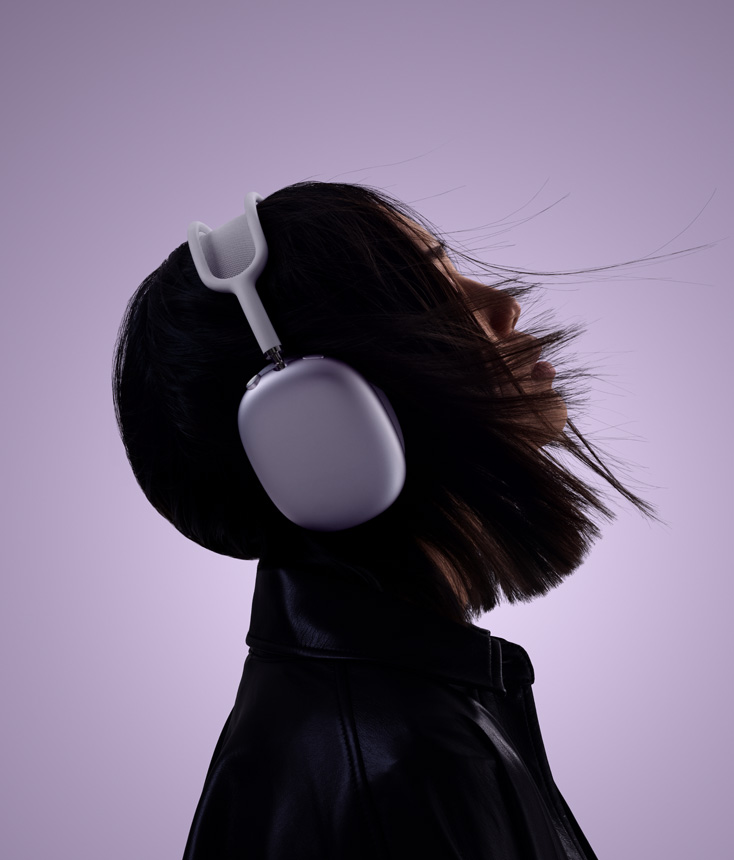 صورة جانبية لرأس سيدة، تنظر إلى الأعلى رافعة رأسها قليلاً وترتدي سماعات AirPods Max.