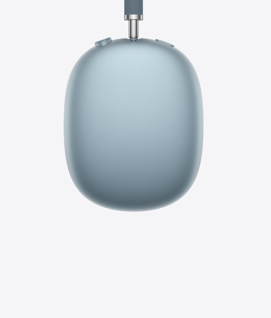 صورة مقربة لغطاء الأذنين في AirPods Max باللون الأزرق.